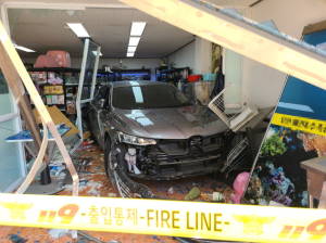 포항 오천읍서 승용차 상가 돌진…2명 경상