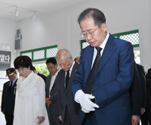 홍준표 시장, 순국선열과 호국영령 참배