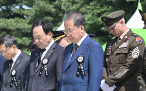 홍준표 시장, 현충일 추념식 참석