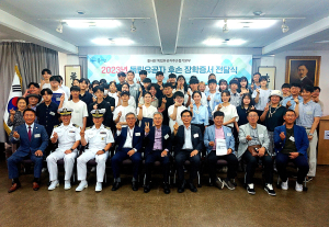 흥사단 독립유공자후손돕기본부, 독립유공자 후손에 장학증서