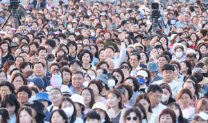 ‘내빈석 사양’…김재욱 칠곡군수 주민과 함께 공연 관람