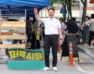 김재욱 칠곡군수, 못난이농산물 판매장 홍보