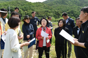 군위군의회, 불법 폐기물 매립 현장 방문