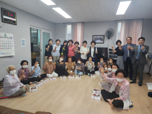 대구 동촌신협 두손모아봉사단, 경로당 어르신 떡케익 세트 전달