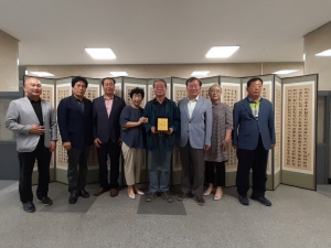 深耕 황규욱 ‘문경의 노래’ 12폭 병풍 문경문화원에 기증