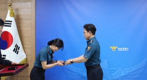 청송경찰서장, 신임 경찰관에 청렴도장 전달