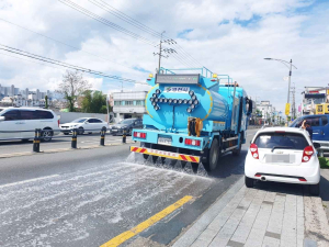 영천시, 여름철 폭염 대비 시가지 도로 살수 작업 실시