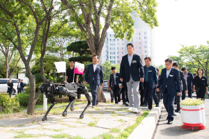 김장호 구미시장 출근길 보행로봇과 동행