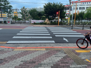 구미시, 5개 초교 바닥형 보행신호등 설치