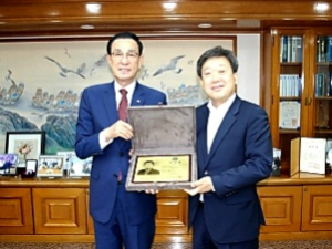 남한권 울릉군수, 수협중앙회장 감사패 받아