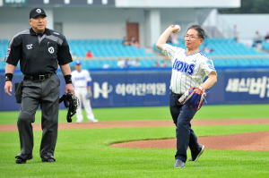 김진열 군위군수, 대구편입 야구팬들에 알렸다