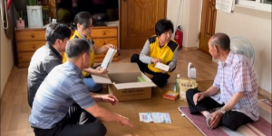 군위읍 지역사회보장협의체, 무더위 취약가구 여름나기 물품 지원