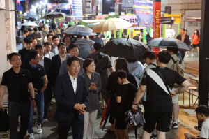 포항 중앙상가 야시장, 구름 인파 몰리며 골목 상권 부활 ‘신호탄’