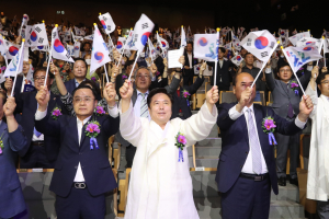 <포토>권기창 안동시장, 광복절 맞아 순국선열에 깊은 경의