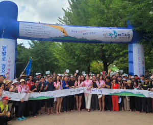 오감만足 문경새재 맨발페스티벌 3천여 명 인파…건강 챙기며 힐링
