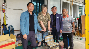 봉화군, 저소득층 어르신에 실버카 지원