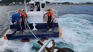 포항해경, 갯바위 충돌 후 침수 중인 낚시어선 구조