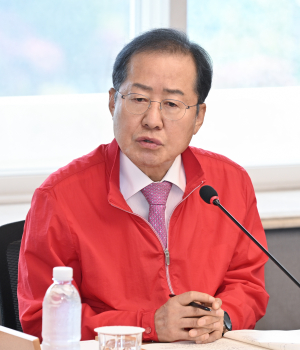 홍준표 대구시장 “신공항 화물터미널은 군위, 물류단지는 의성군”