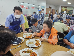 포항시 북구청장, 무료급식소 ‘만나의 집’서 배식봉사 전개