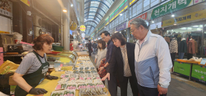 포항시 남구청, 골목상권 활성화…전통시장 장보기
