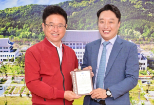최우영 前 경북도 경제특보, 이철우 지사 감사패 받아