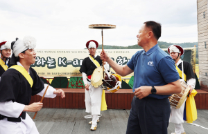 버나 돌리는 김재욱 칠곡군수