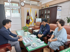 이우석 동아수출공사 회장, 모교 초전초에 전광판 기증