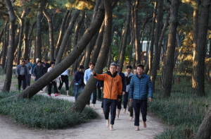 이강덕 포항시장, 맨발로 걸으며 소통하고 건강도 지키고