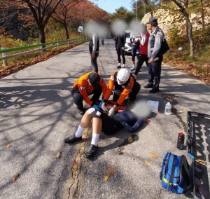 자전거 대회 2명 충돌…중경상