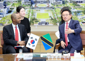 주한 탄자니아 대사, 우호 교류 확대 제안