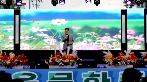 문충운 환동해연구원장, 포은문화축제 노래자랑서 열창