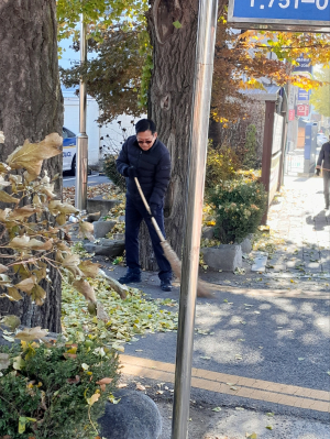 출근길 거리 낙엽 청소하는 경찰관