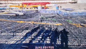 건설현장 외국인 근로자 2명  철근에 깔려 병원으로 이송