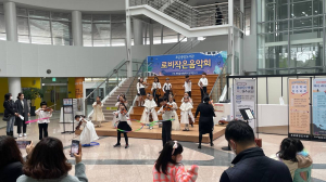 포은중앙도서관 “‘로비 작은 음악회’로 즐거운 연말 보내세요”