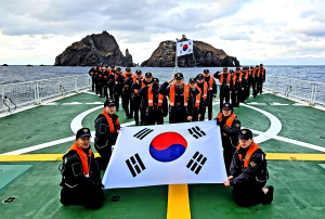 동해해경 승조원, 독도경비함서 신년 인사