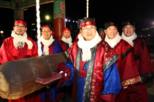 경주 신라대종 타종…갑진년 새해 알렸다