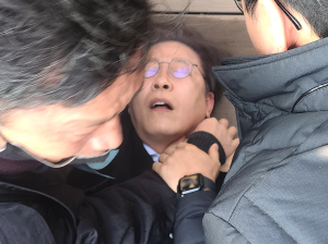 이재명 부산 유세 중 괴한에 피습