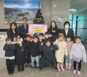 김천시립 모암어린이집, 이웃돕기 성금 전달