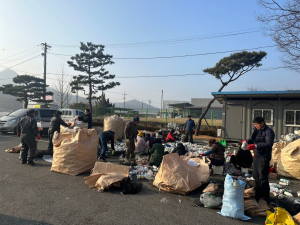 김첨시 감문면 새마을지도자 남녀협의회, 빈 농약병 분류 작업