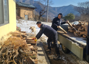 상주 화북면 자율방범대, 독거노인에 장작 나눔