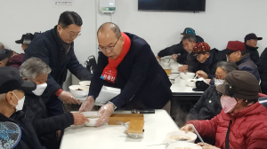 윤종진, 무료급식 배식 봉사 등 현장밀착소통 나서