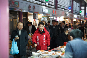 권영진, 전통시장 투어…현장중심 소통행보 주목