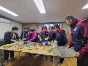 김천시 자유총연맹 양금분회, 경로당 떡국 전달
