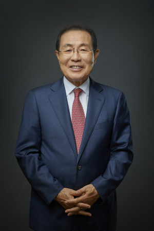 윤동한 한국콜마 회장, 순직 소방관 유족에 위로금 전달
