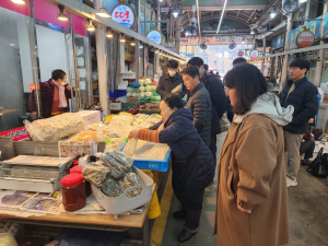 김천시 상하수도과, 설 맞이 전통시장 장보기 나서