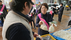경북도 이달희 경제부지사, 설맞이 장보기·사회복지시설 찾아