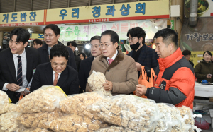 홍준표 대구시장, 팔달신시장서 설맞이 장보기 행사