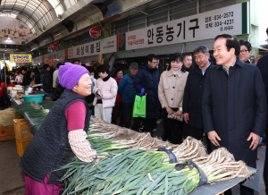 의성군, 전통시장 장보며 지역경제 살리기