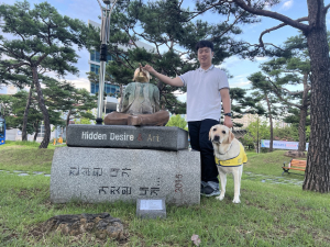 경북대, 시각장애인 학업 도운 안내견에 명예졸업증 수여