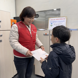 영주 풍기읍 지사협, 초등 입학생에 선물 증정